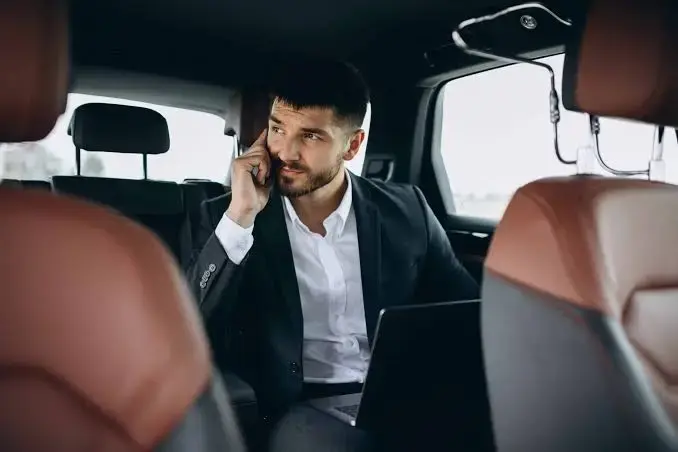 Ejecutivo trabajando durante un viaje corporativo gestionado con SHIFT