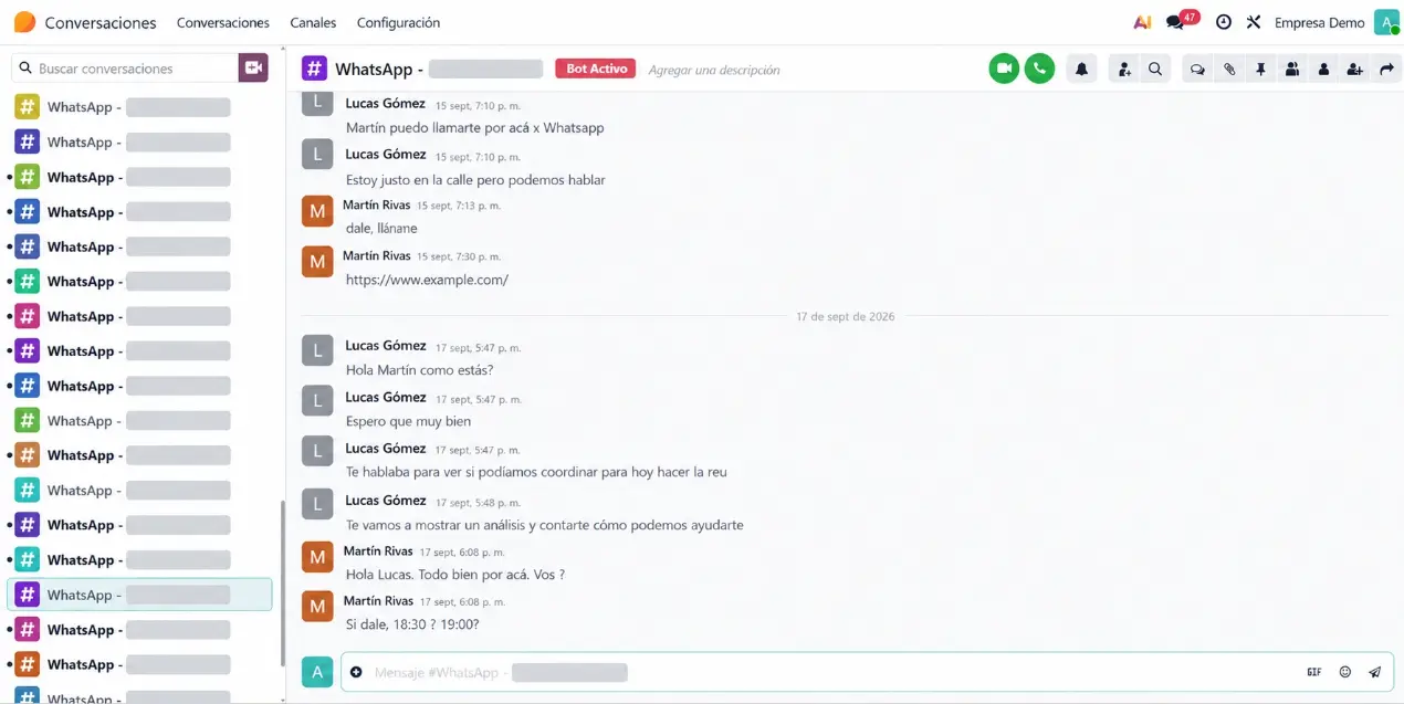 Inbox unificado de Quilsoft AI MCA con conversaciones de WhatsApp, Instagram y Facebook en una sola bandeja, con estado respondido, categorías y métricas de respuesta